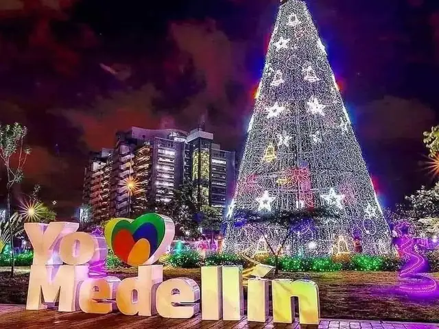 Árbol de Navidad iluminado junto al letrero «Yo amo Medellín»