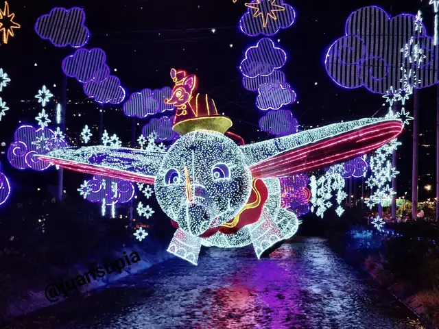 Figuras de luces de los alumbrados navideños sobre el río Medellín