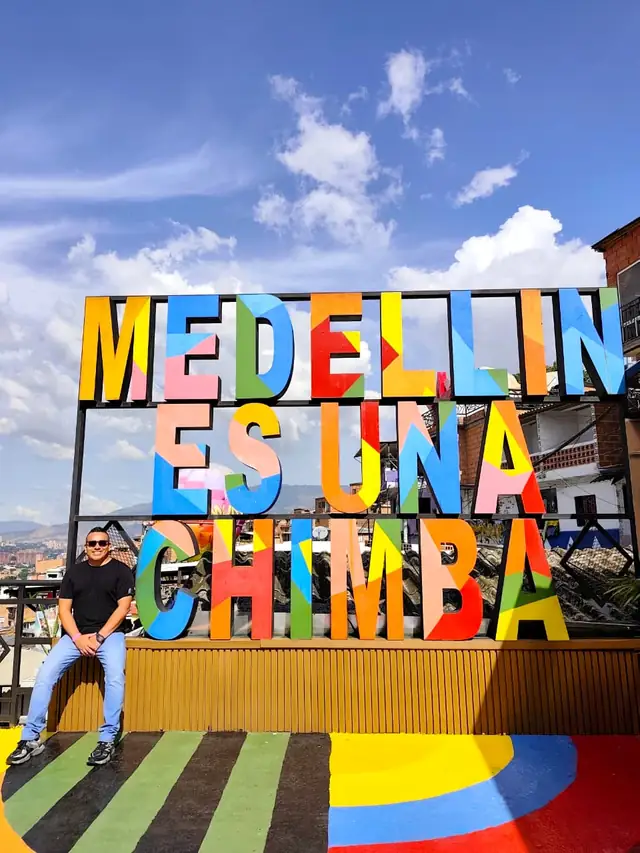 Letrero de colores «Medellín es una chimba» en la Comuna 13