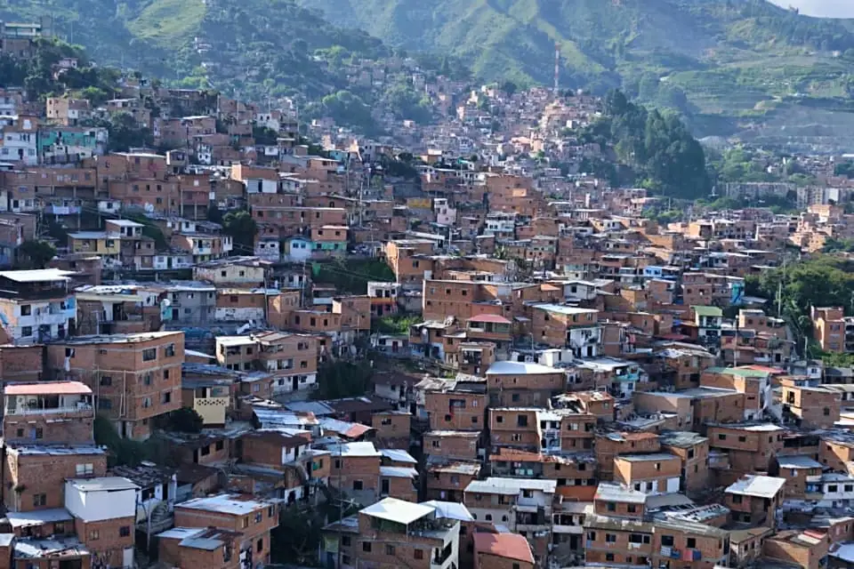Vista panorámica de las casas de la Comuna 13 sobre la ladera de Medellín