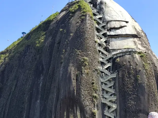La Piedra del Peñol con su escalera de 740 escalones, Guatapé