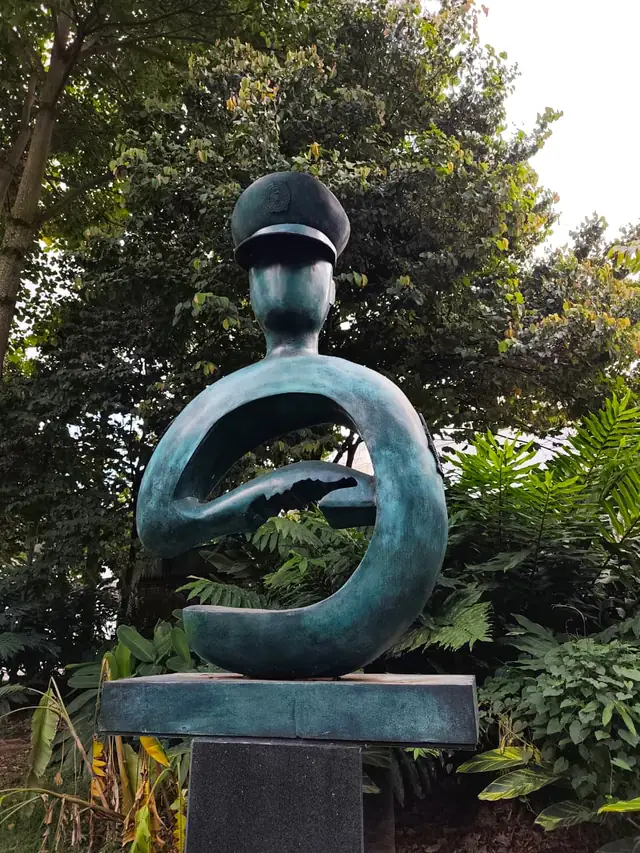 Escultura conmemorativa en un parque de Medellín