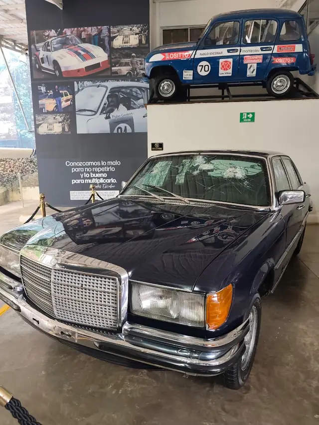 Mercedes blindado de la época de Pablo Escobar, en exposición