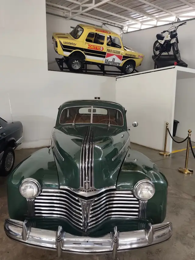 Carros clásicos de la época del cartel expuestos en un museo de Medellín