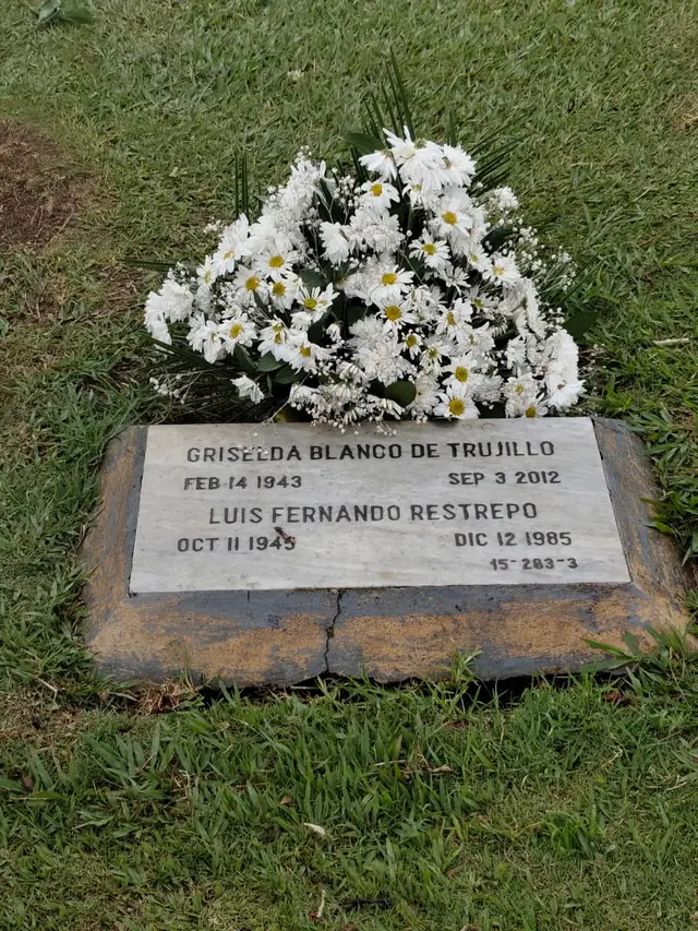 Tumba de la familia Escobar en el cementerio Montesacro de Medellín