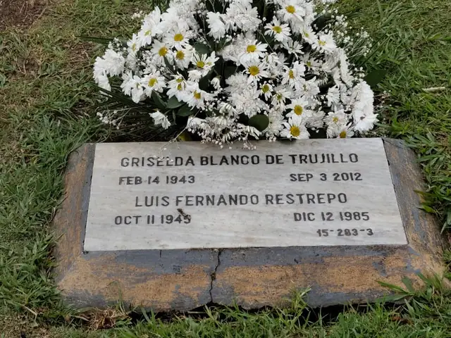 Tumba de la familia Escobar en el cementerio Montesacro de Medellín