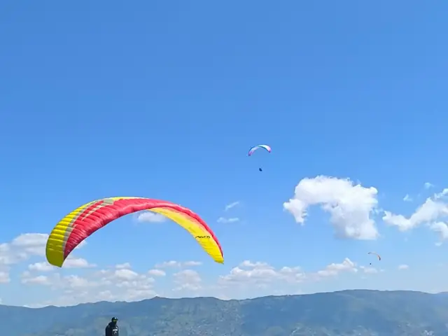 Parapente despegando en San Félix, cerca de Medellín