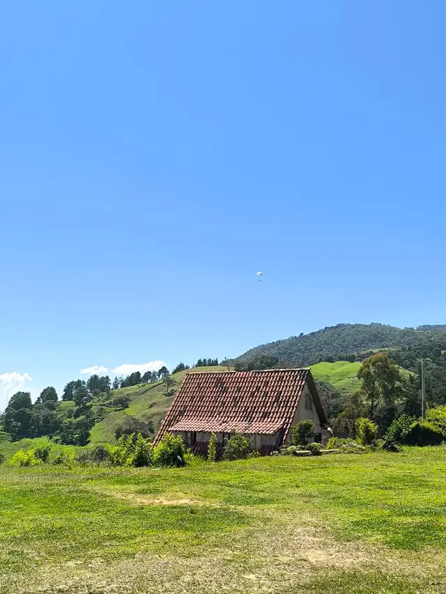 Paisaje verde camino a San Félix, el punto de despegue de parapente