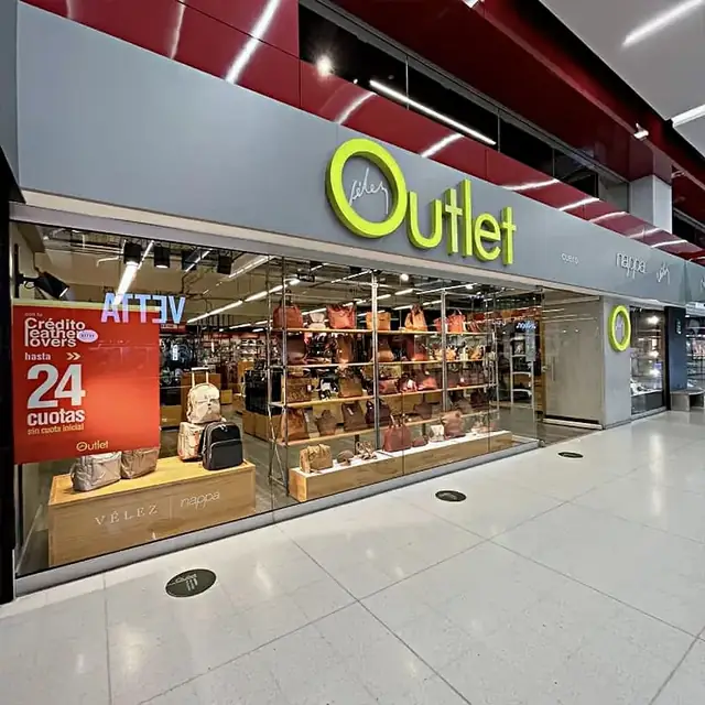 Tienda outlet de ropa en un centro comercial de Medellín